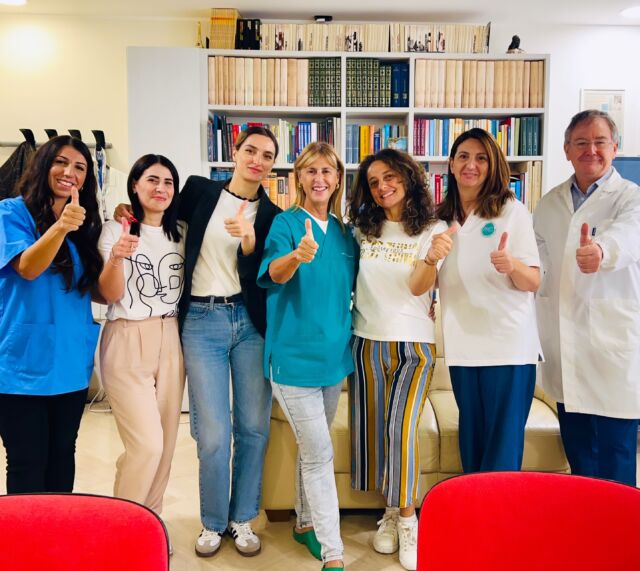 “ ASPETTATE RAGAZZI ANCHE SE MANCA IL NOSTRO S.M.M., figura di alto spicco nel mio Team , Fabio Moro, FACCIAMO UNA FOTO TUTTI INSIEME 🎊🎉💐‼️

Questo è il mio #teamwork , che ringrazio 🙏sempre pubblicamente, scelto da me medesima una/o ad una/o  che rispecchia completamente le mie caratteristiche e non si limita di certo a condividere lo stesso spazio lavorativo, ma anzi “funziona come una micro-organizzazione sincronizzata “ , dove la nostra eccellenza clinica si sposa con l’efficienza gestionale e l’empatia verso il paziente, con l’obiettivo unico di migliorare costantemente il servizio offerto. 
Questi siamo noi: @dottssamarinaconese 
Fabio Moro @antonelladeruvo @antoniologroscino @rossella.fabiano.71 @maridamorea @dori.amo Antonella Micciantuono ♥️🌈

#dottssamarinaconese #new  #teamwork