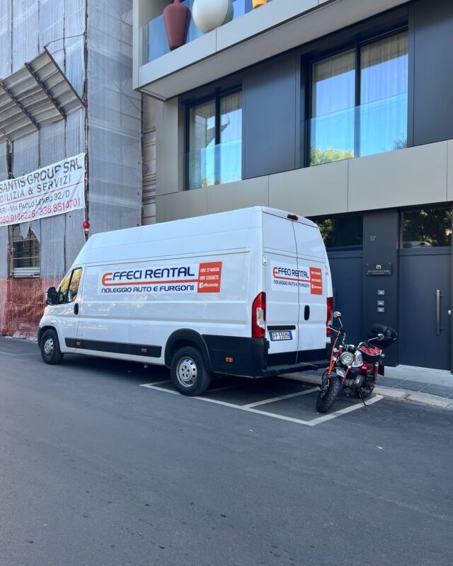 Finalmente, disperata trovo posto con il mio motorino ed in questa situazione !!! 
Ma mi chiedo, si può parcheggiare così? 
E non è la prima volta … 
Spero che qualcuno intercetti questo mio post e ponga rimedio ‼️
Ogni giorno è diventato un problema pure parcheggiare una moto qui a #bari ‼️
Sfrutto la mia popolarità sui social per denunciare pubblicamente una situazione diventata insostenibile qui a Bari ‼️

#dottssamarinaconese